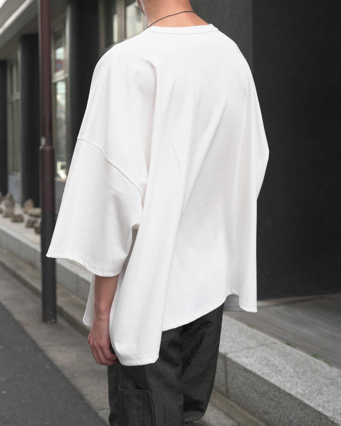 シーオールのオーバーサイズTシャツを着た男性モデル