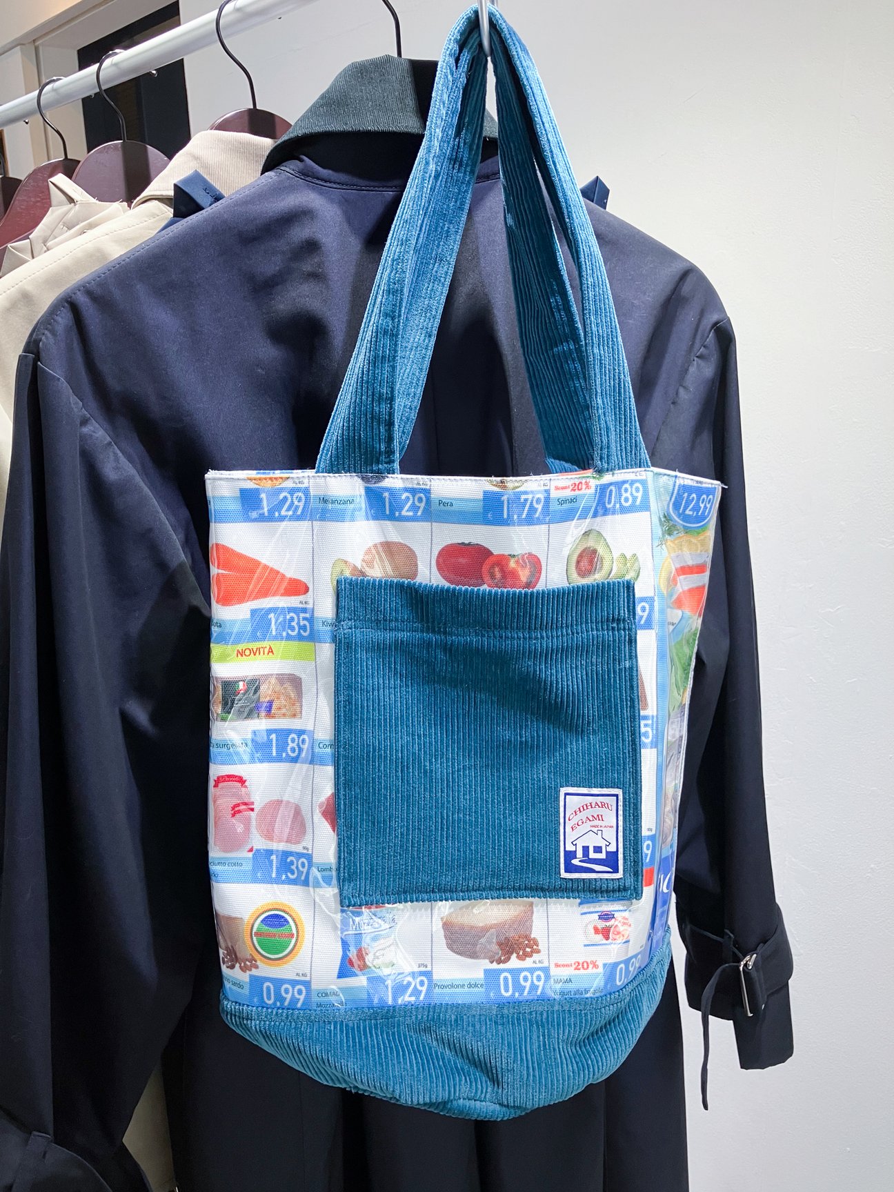 ローマのスーパーのチラシをグラフィックに落とし込んだトートバッグ