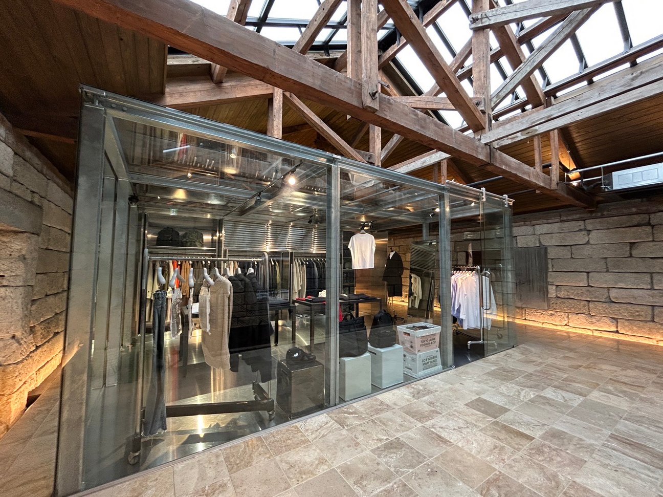 山形のセレクトショップ「GEA」の店内