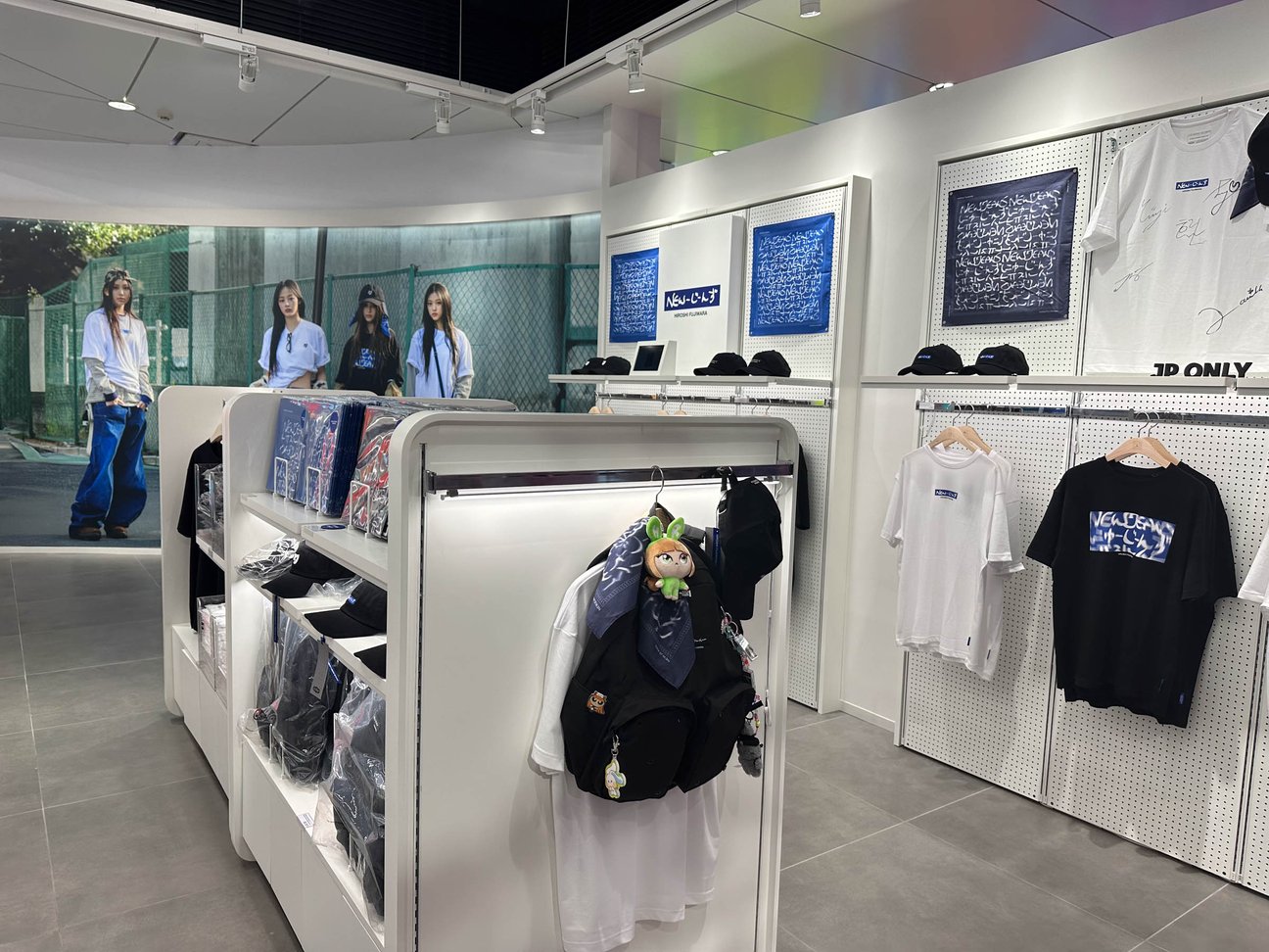 ミン・ヒジンと村上隆が来店 渋谷に“体験型推し活ストア”誕生