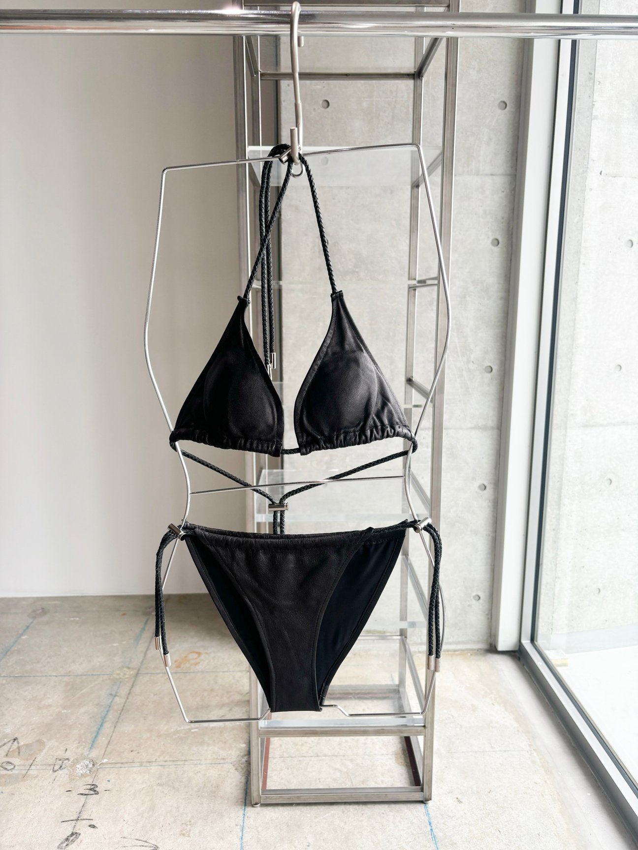 「A LEATHER」世界初の本革水着