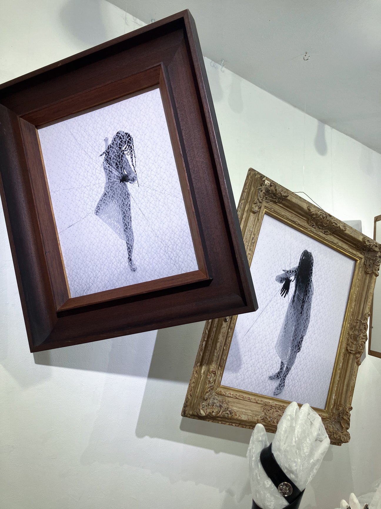 額に入れて展示されたルック