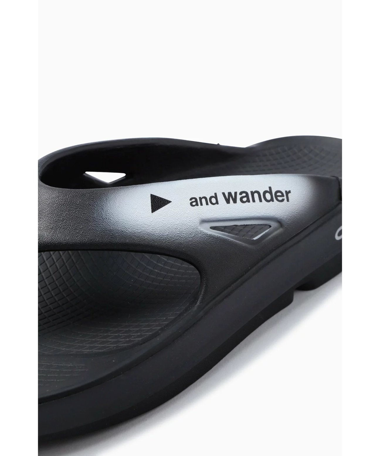 「and wander」リカバリーサンダル