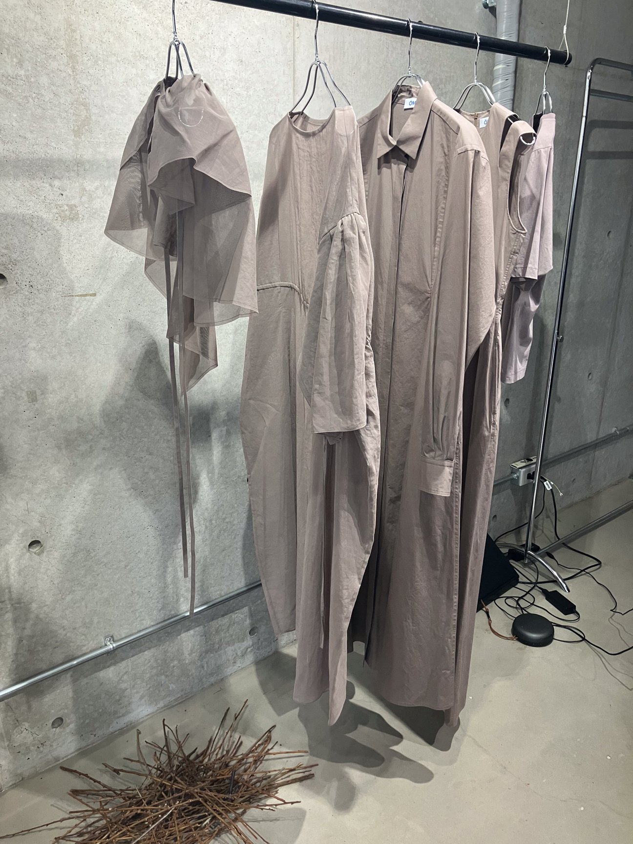 ラックに掛かった梅染のアイテム