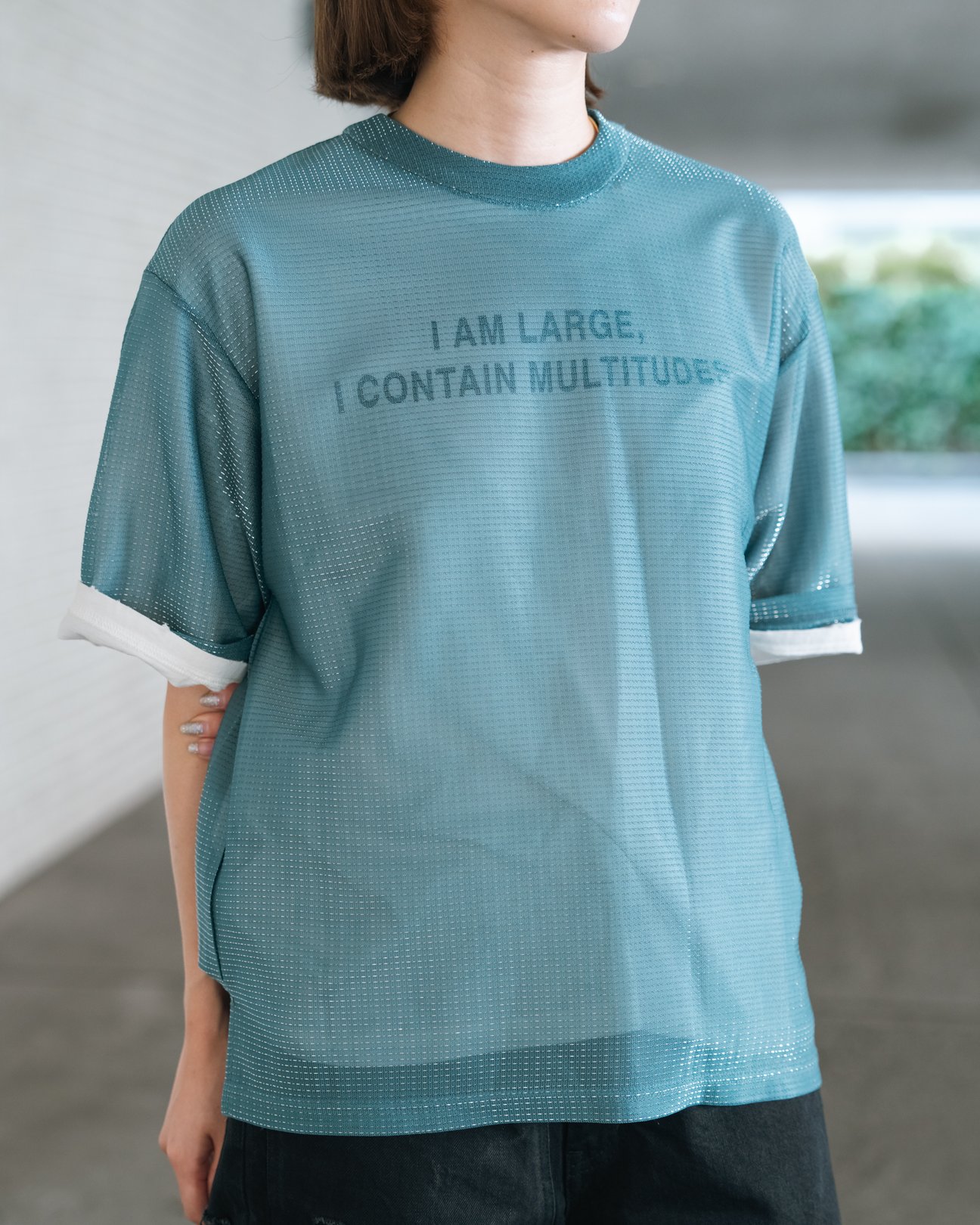 カナコサカイのTシャツを着たモデル