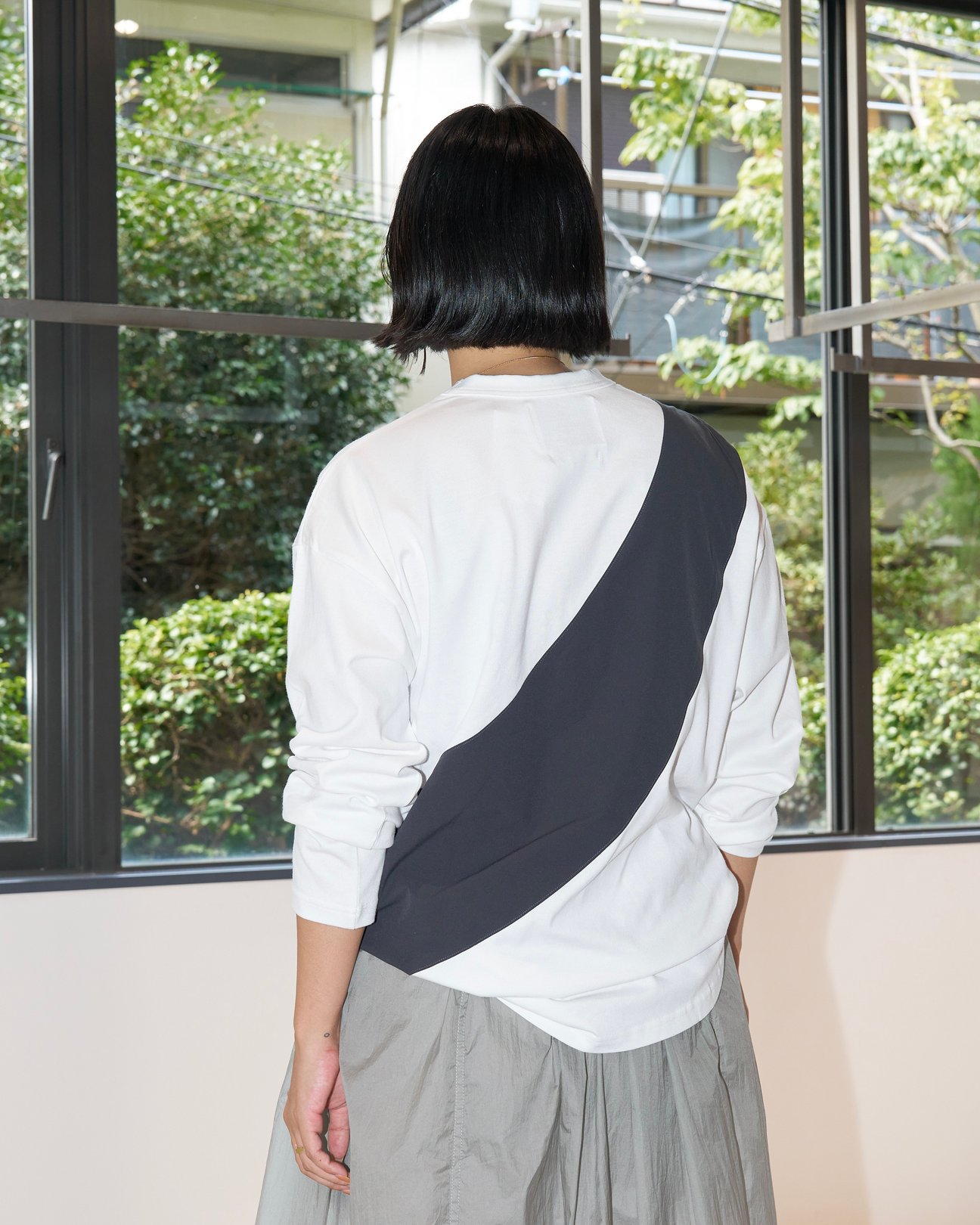 ヨシオクボの洋服を着たモデル