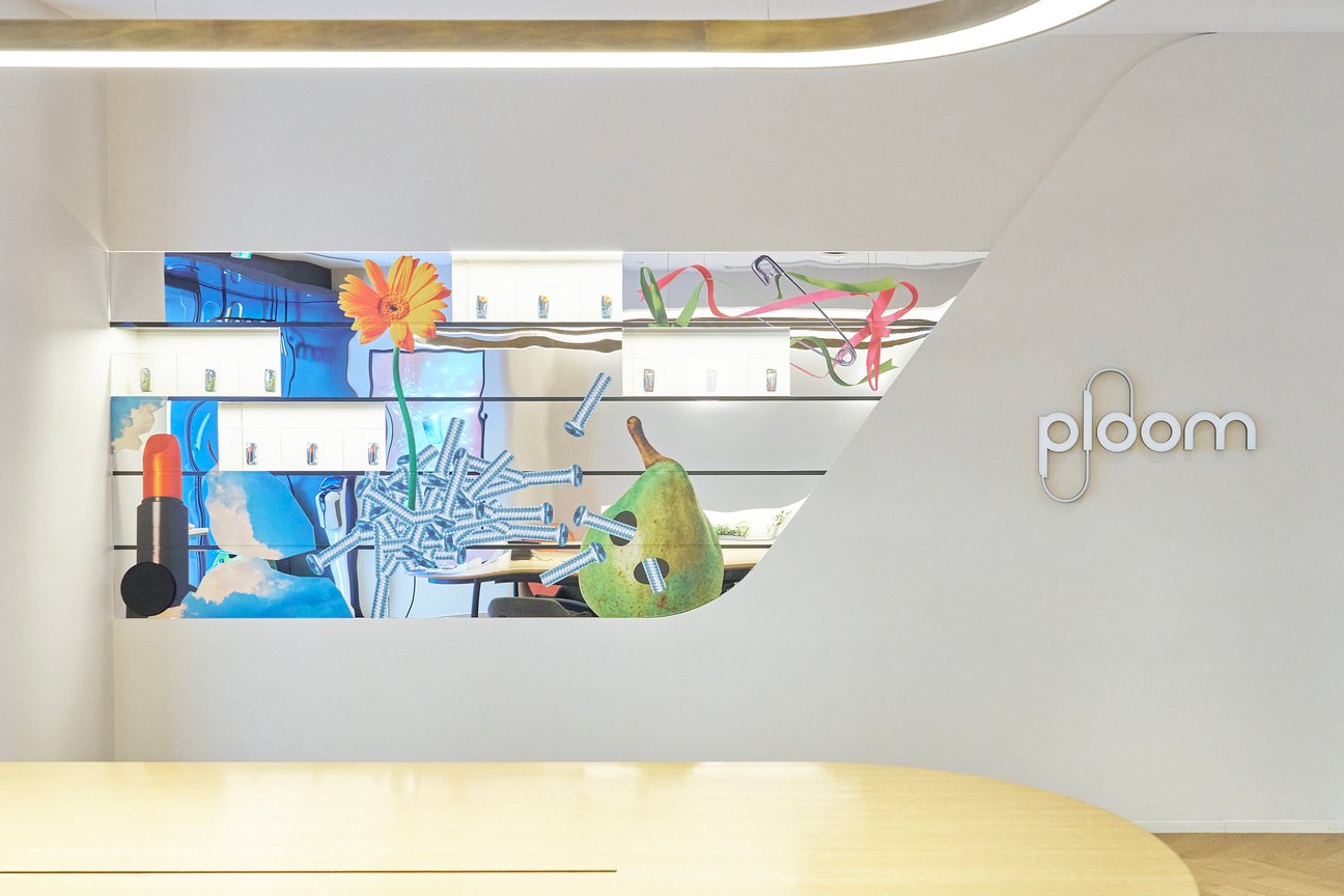 とんだ林蘭がデザインしたPloom Shop 銀座店の店内