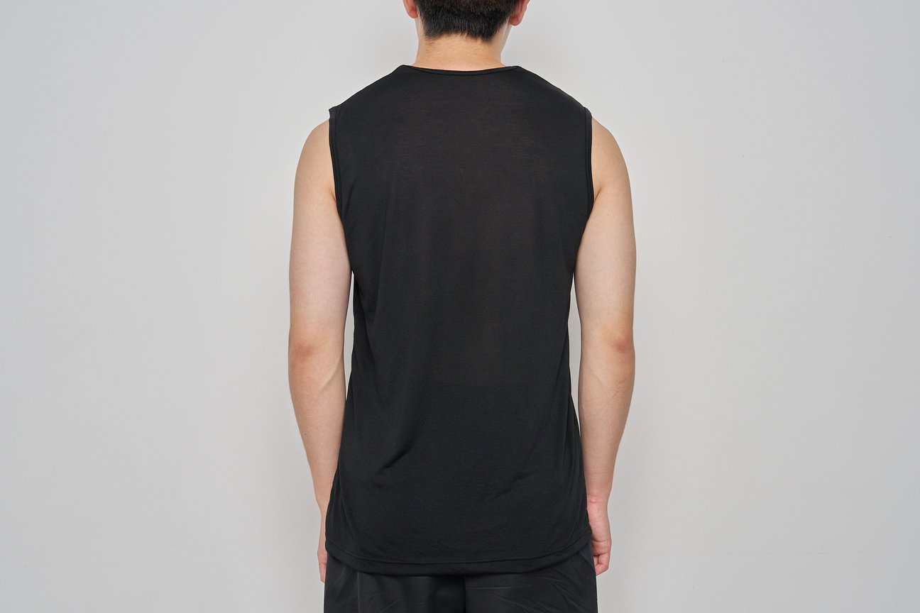 黒のインナーの着用画像