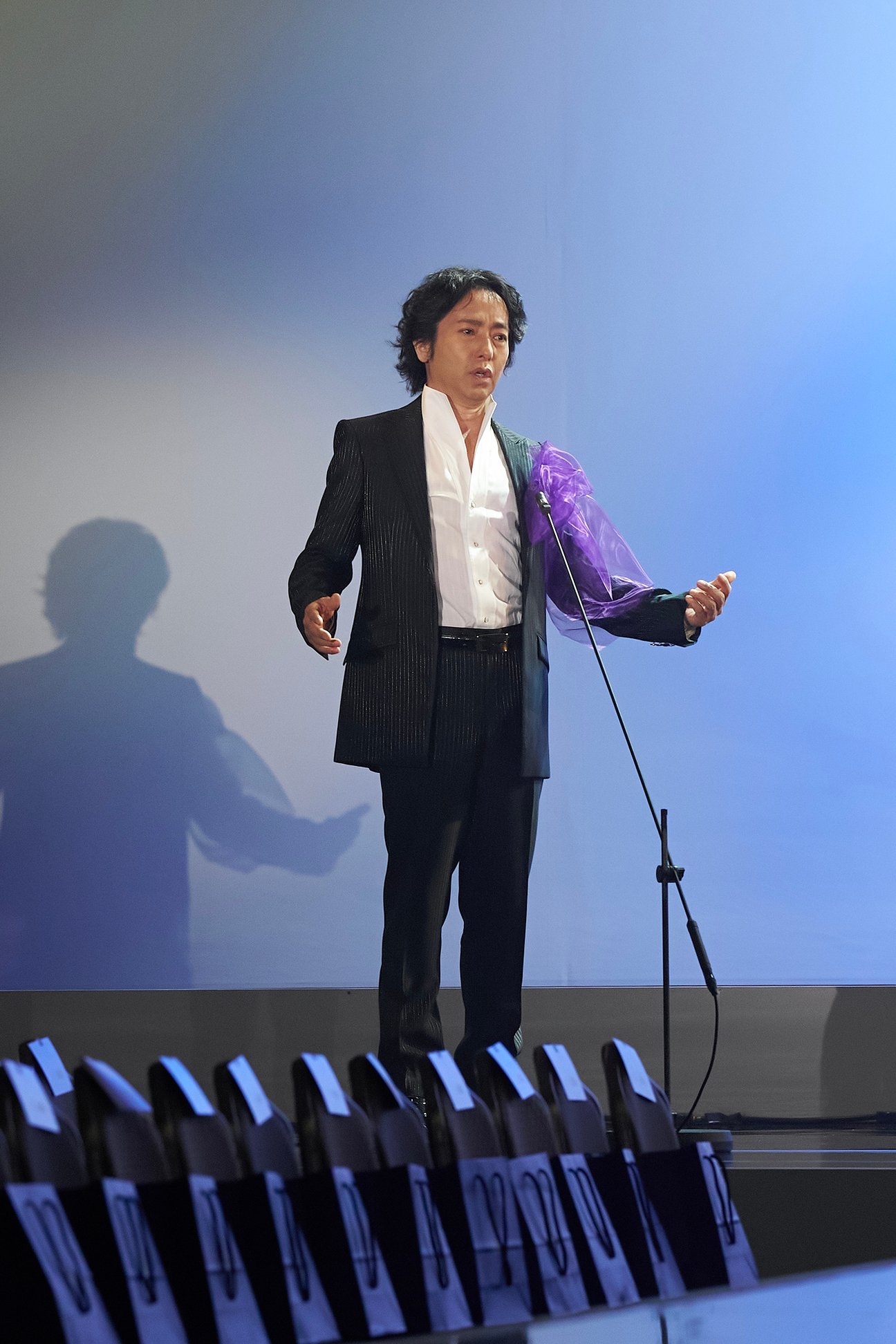 ステージで歌う秋川雅史