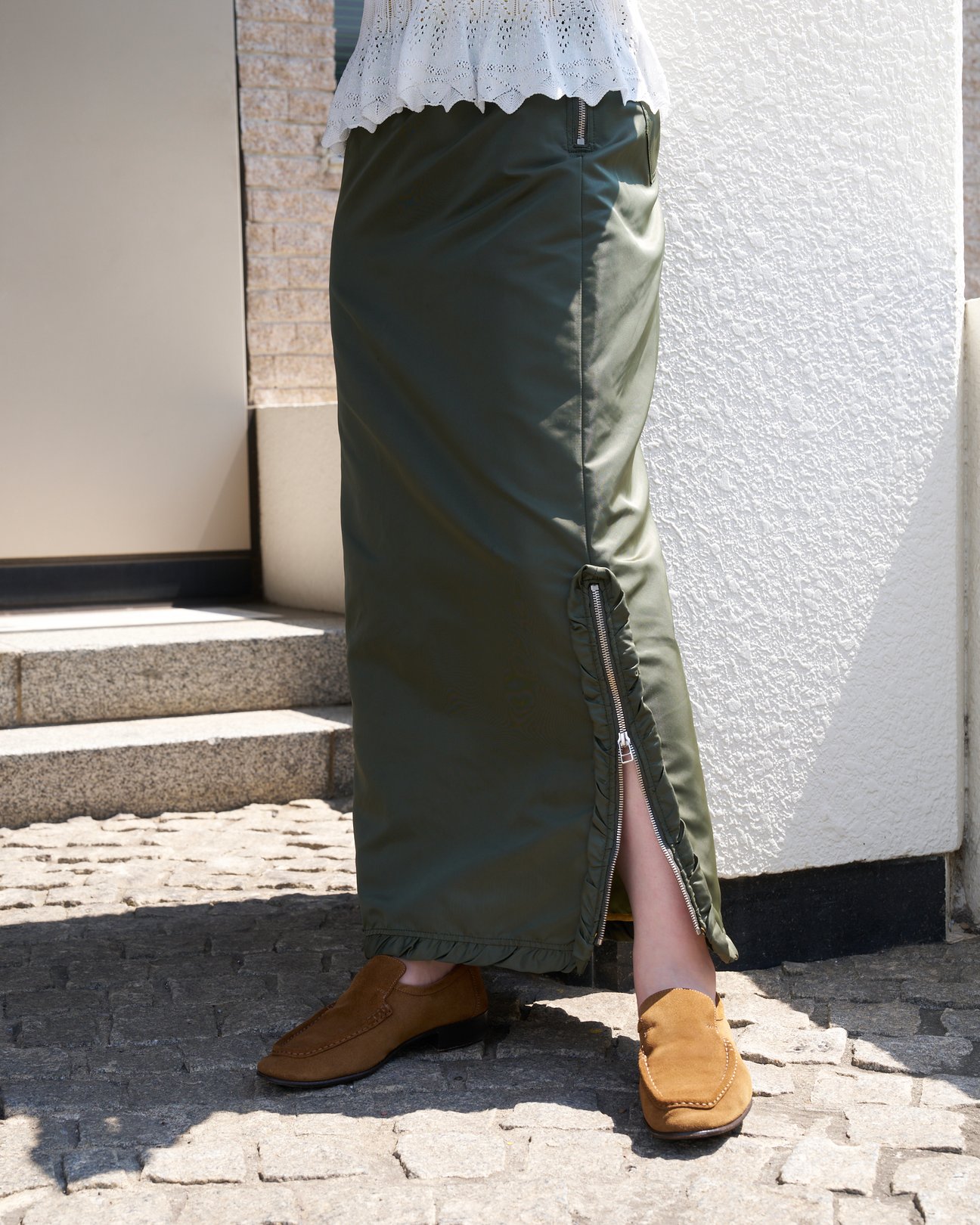 オダカのスカートを穿いた女性モデル