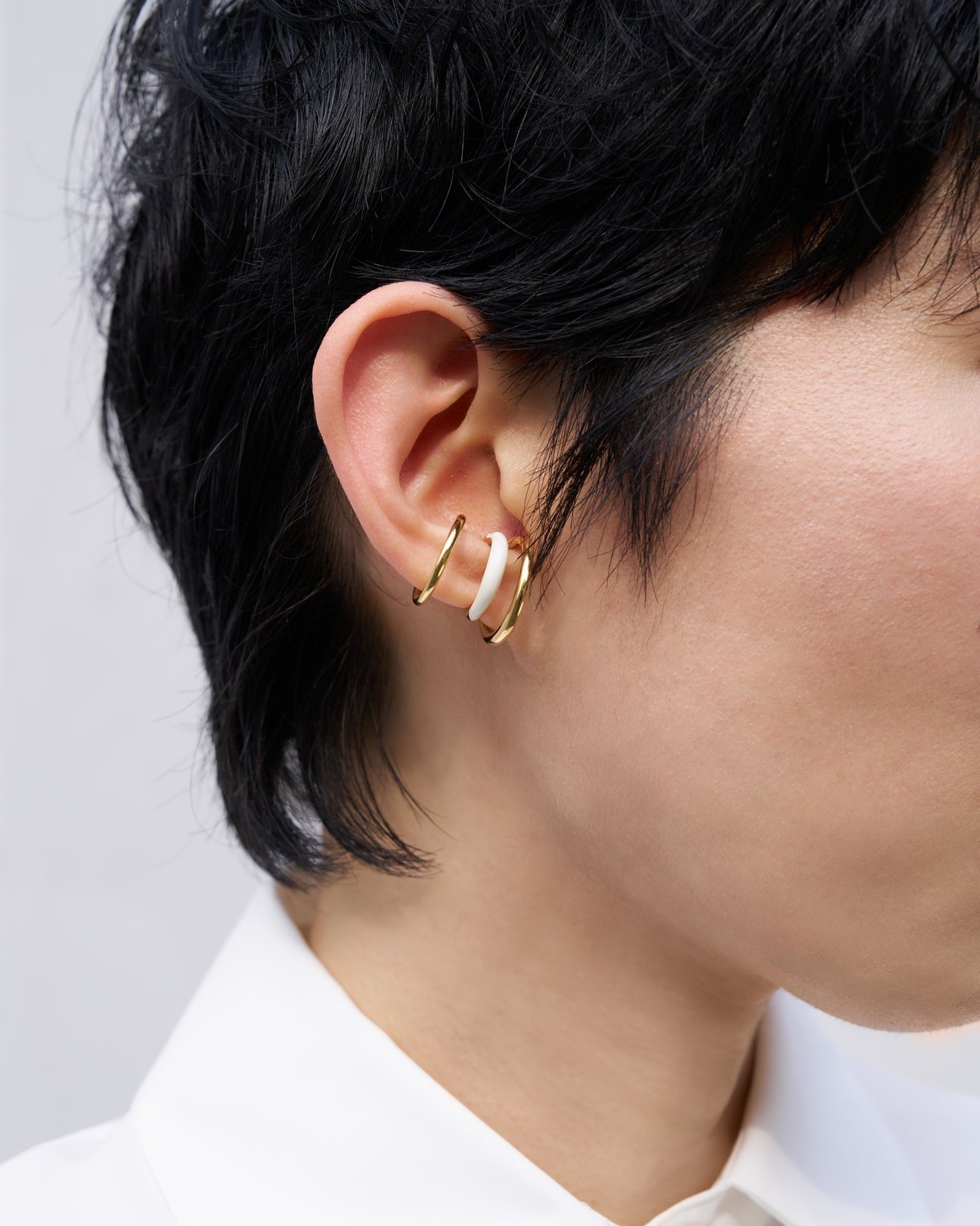CINOHのシャツを着た女性モデル