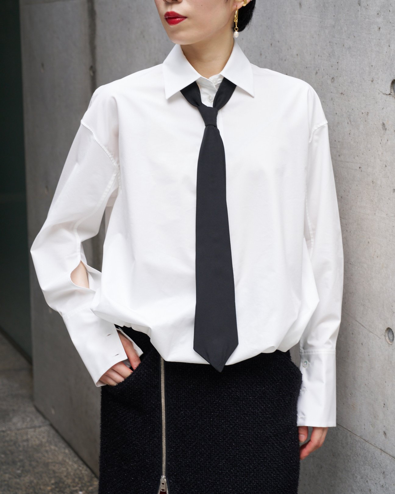 CINOHのシャツを着た女性モデル