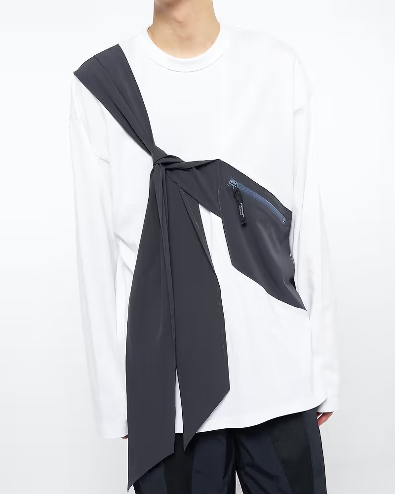 ヨシオクボのTシャツを着たモデル
