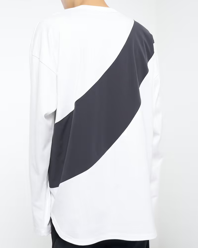 ヨシオクボのTシャツを着たモデル
