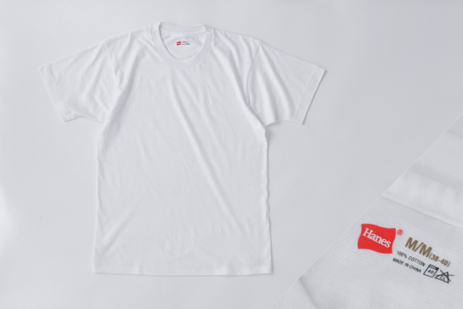 ゴールドラベルの白Tシャツとロゴ