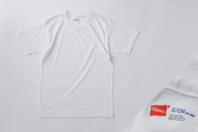 青ラベルの白Tシャツとロゴ