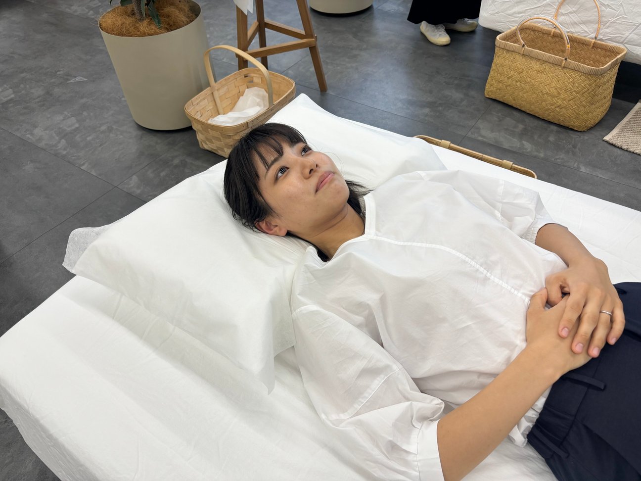 無印良品が新作「寝返りを受け止めるまくら」を発売、寝姿勢に