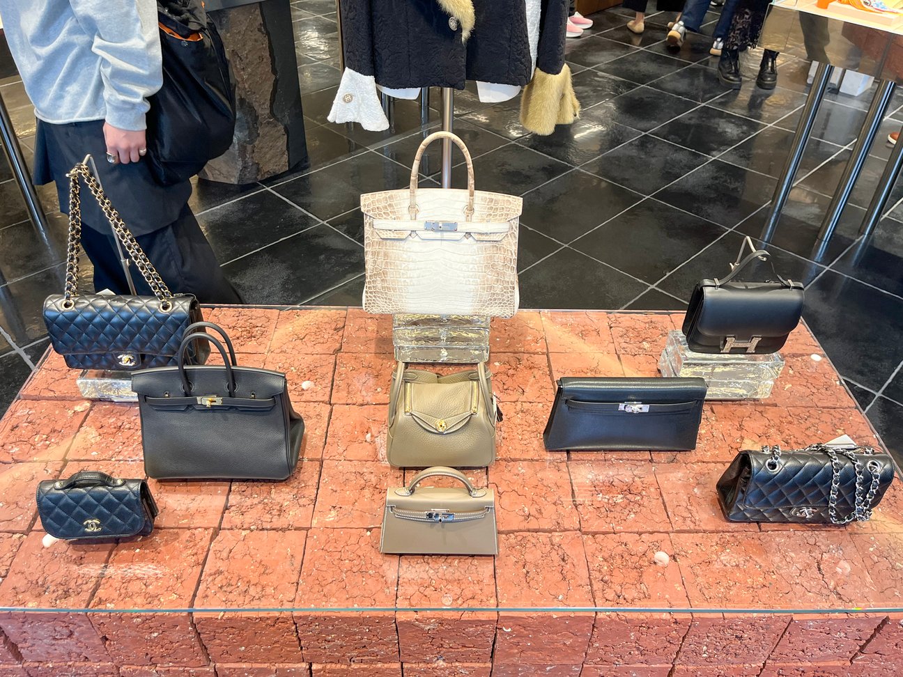 陳列されたシャネルやエルメスのバッグ