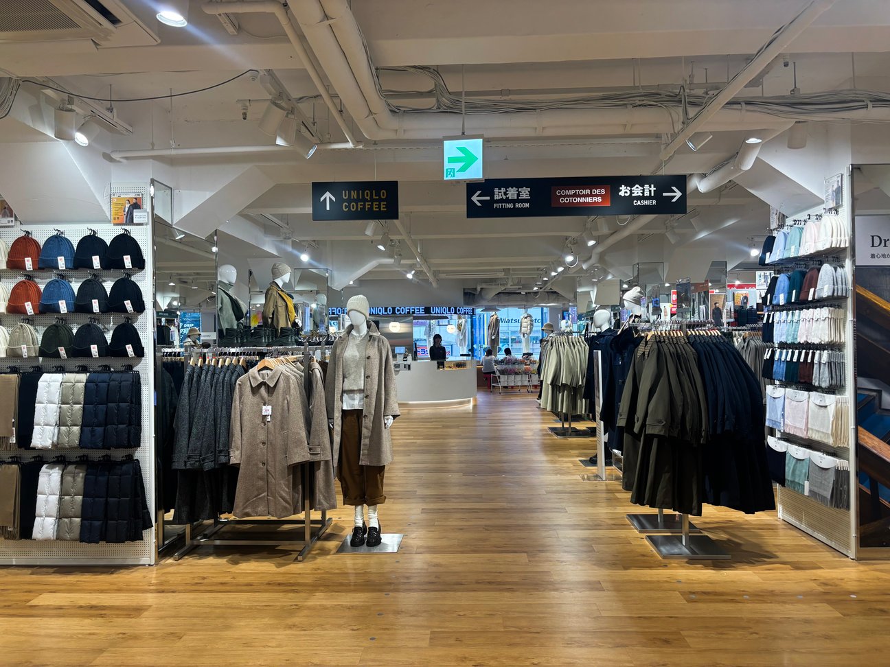 「ユニクロ 新宿本店」2階売り場