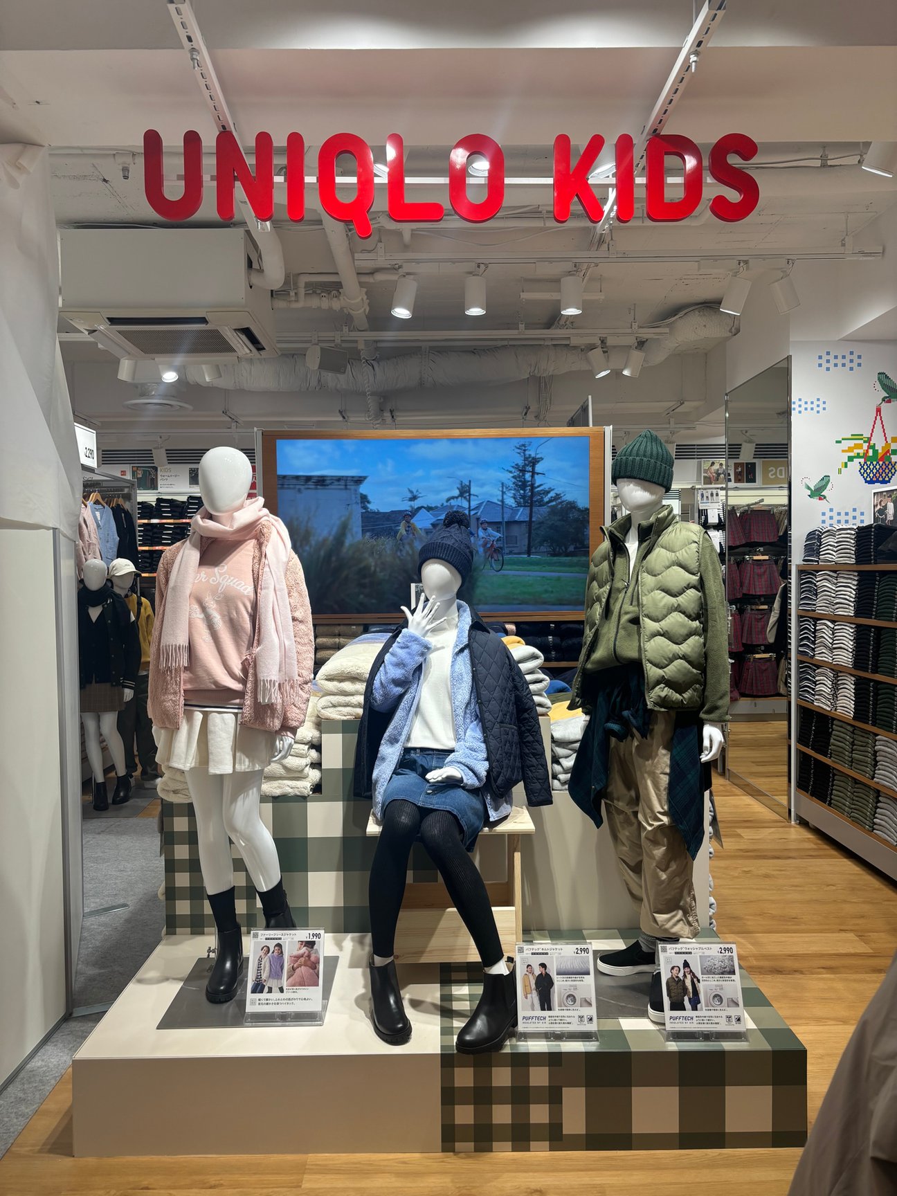 ユニクロ 新宿本店の内観