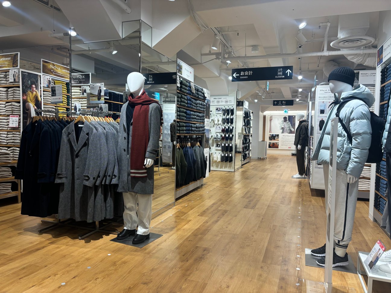 ユニクロ 新宿本店の内観