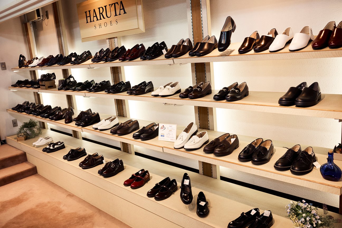 ハルタのショールーム内部