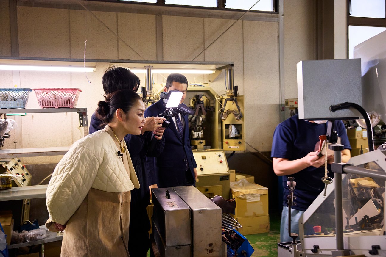 シトウレイが工場見学をしている様子