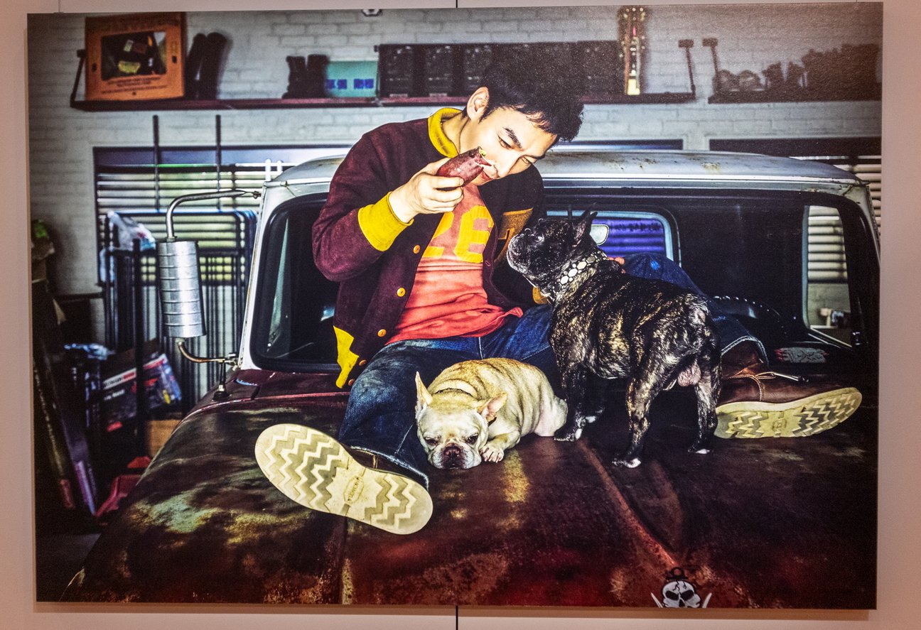 「STAY BRAVE」展示パネル