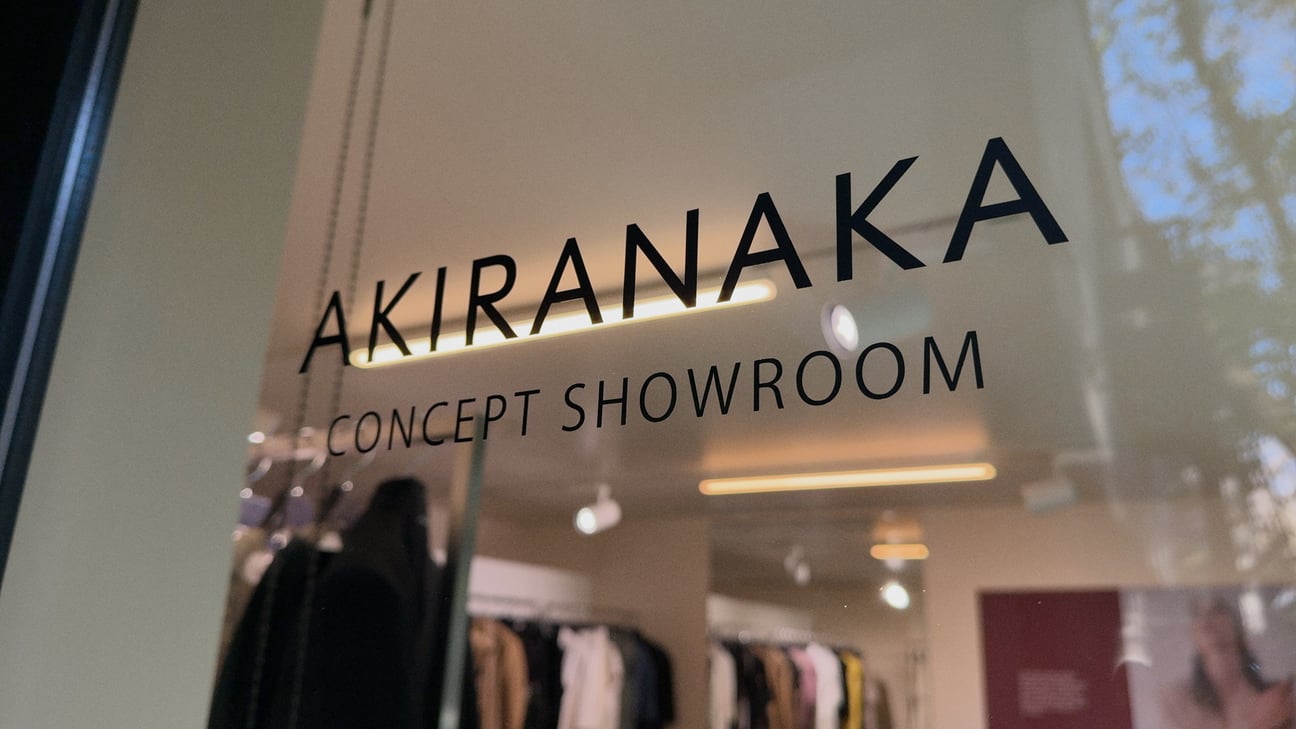 ショールーム入り口のサイン