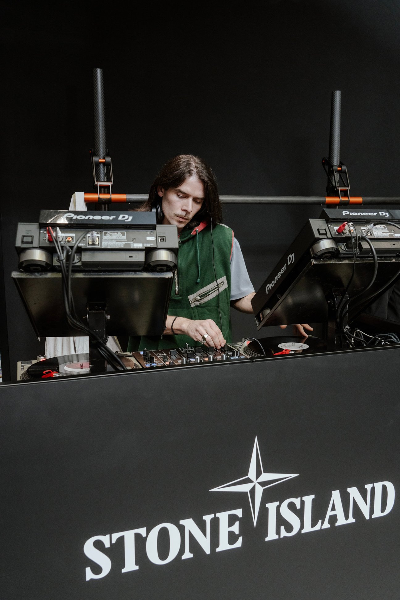 最初期のベストを着用してDJプレイを披露するFrankie Waring