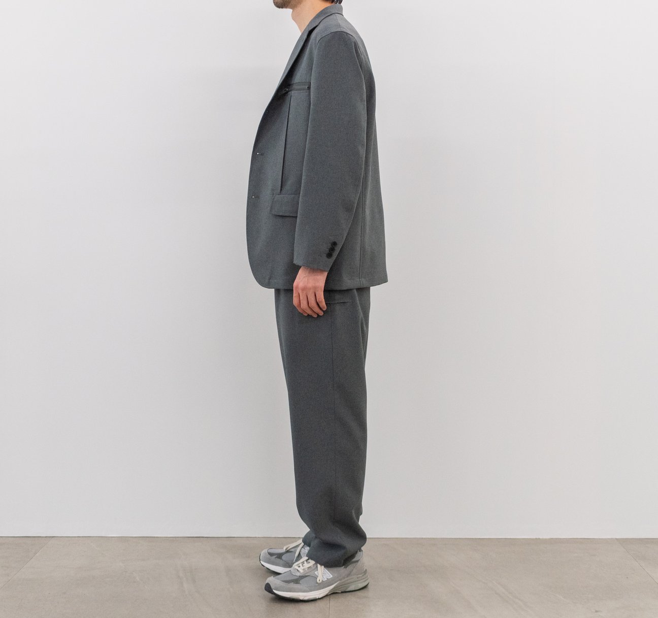 「UG」2025年春夏オーバーサイズジャケット、グラフィックTシャツ、ワイドテーパードパンツ