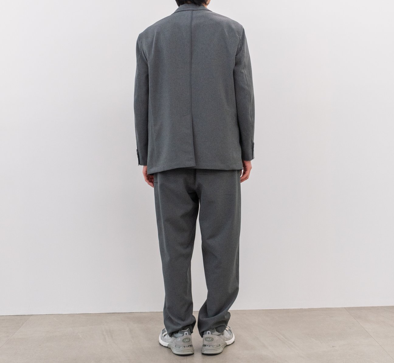 「UG」2025年春夏オーバーサイズジャケット、グラフィックTシャツ、ワイドテーパードパンツ