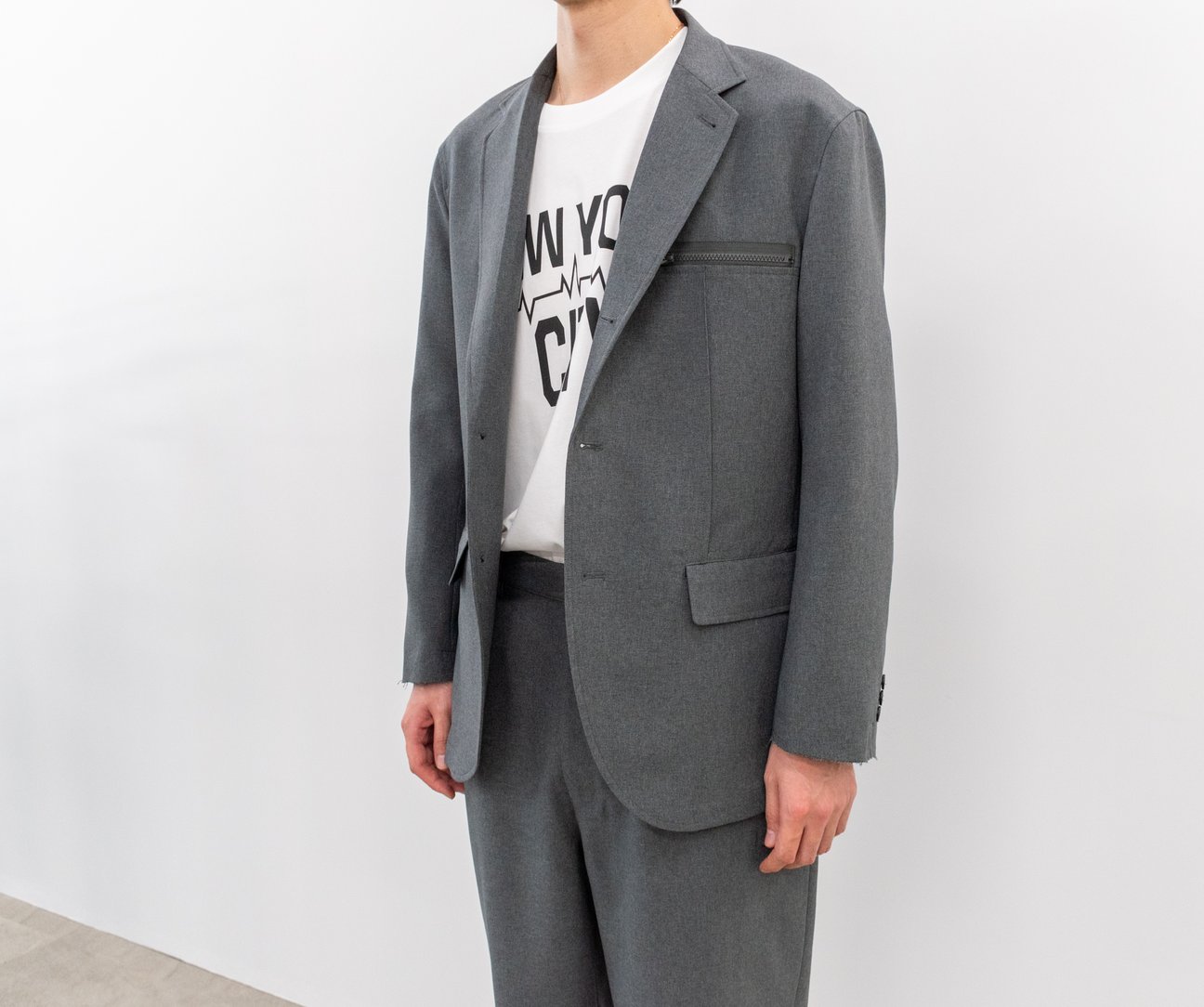 「UG」2025年春夏オーバーサイズジャケット、グラフィックTシャツ、ワイドテーパードパンツ