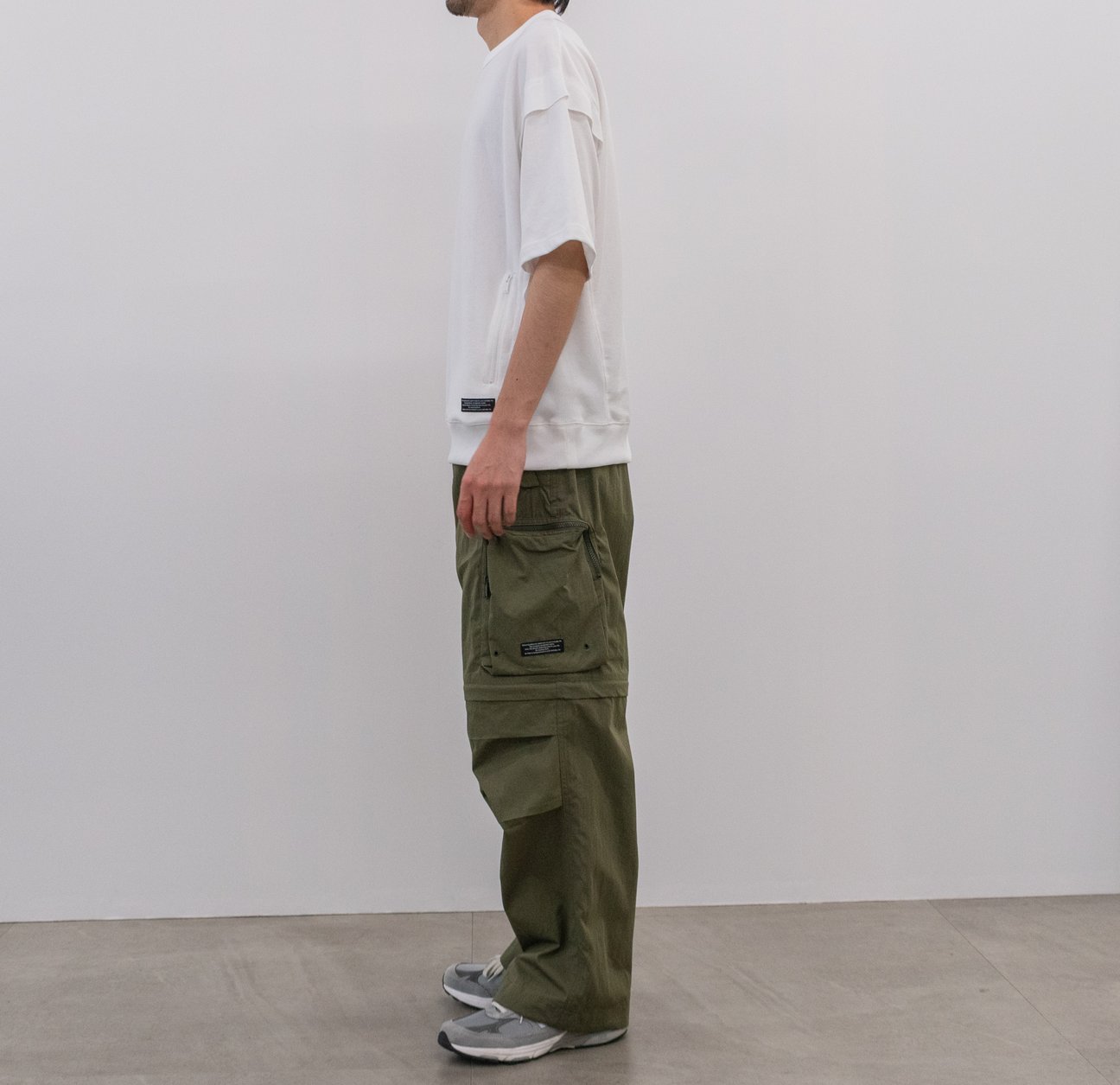 「UG」スウェットTシャツ、ユーティリティパンツ