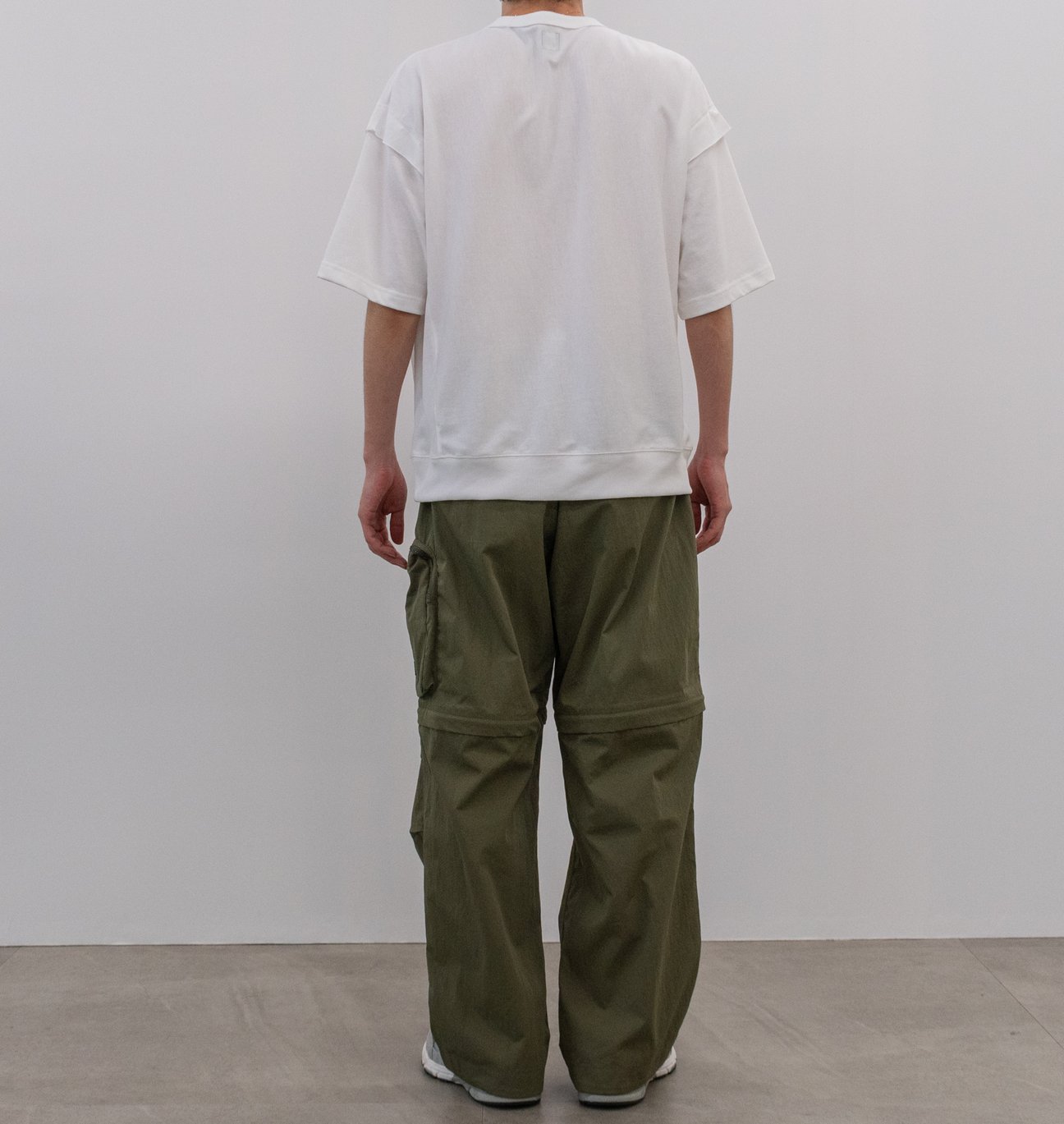 「UG」スウェットTシャツ、ユーティリティパンツ