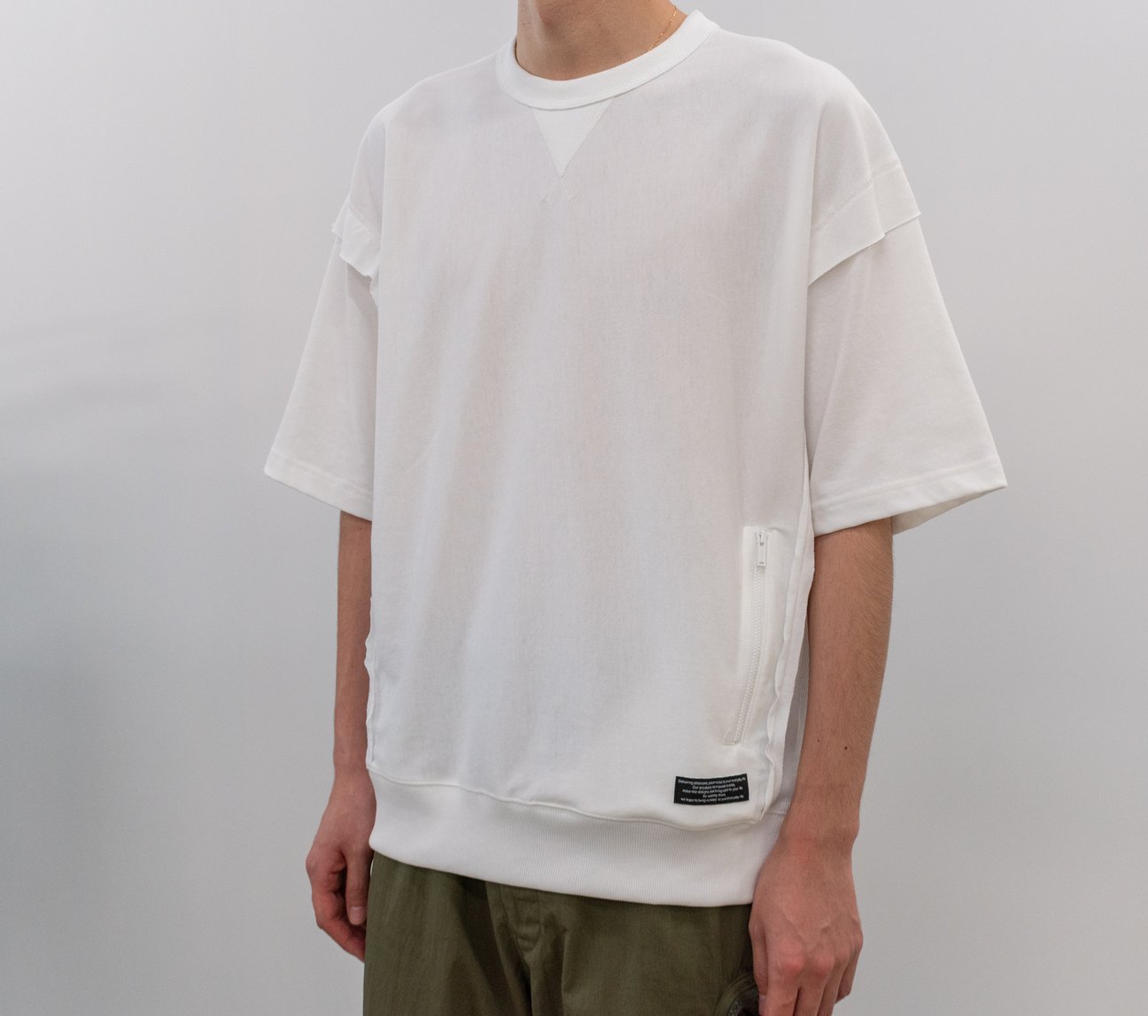 「UG」スウェットTシャツ、ユーティリティパンツ