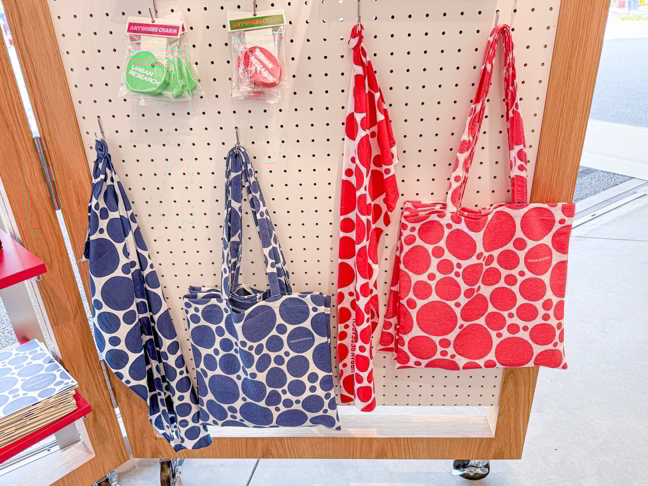 赤と青のトートバッグ