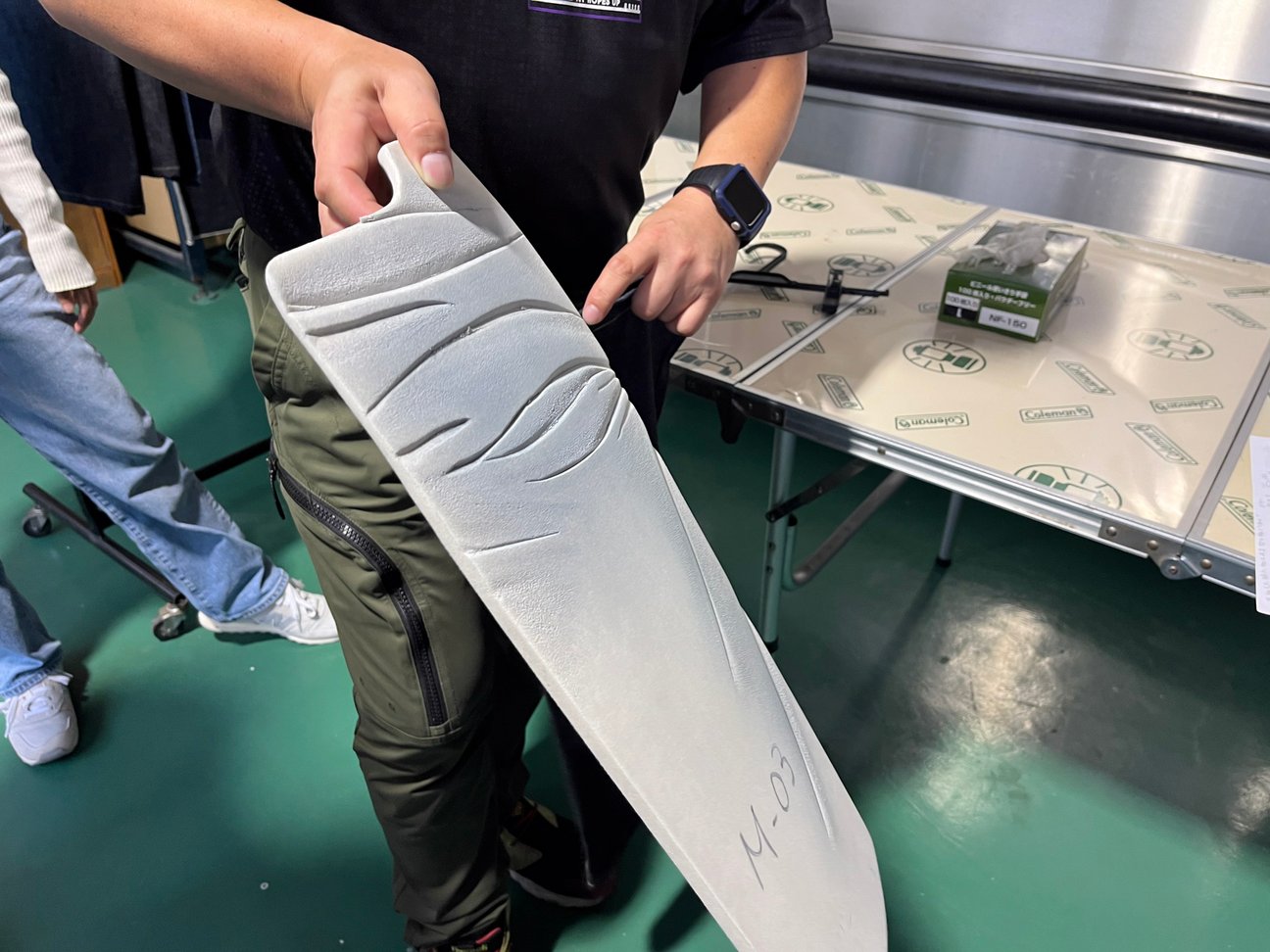 ダメージ加工に用いられる専用の板