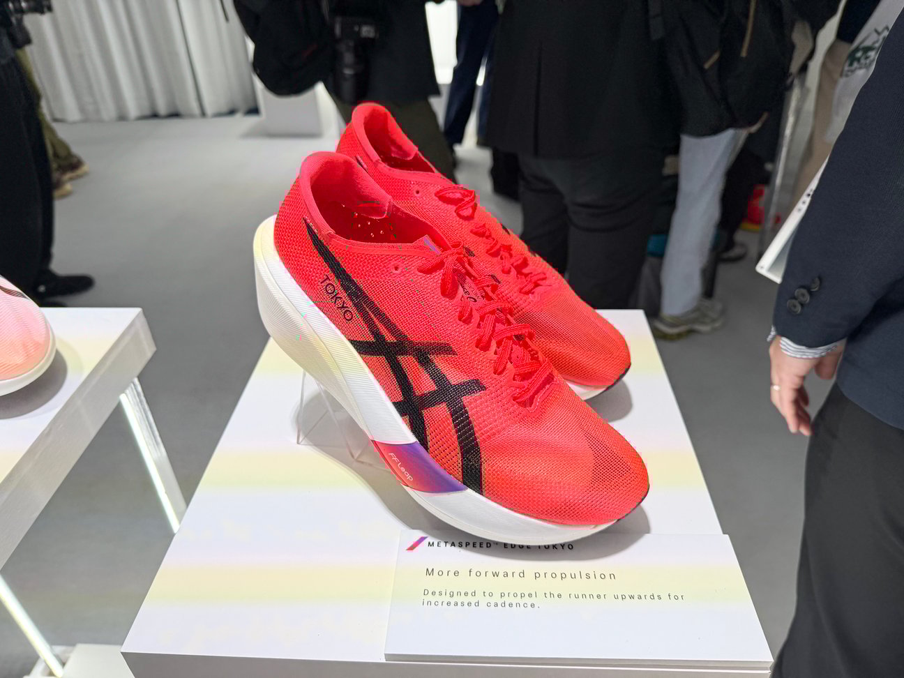 赤いランニングシューズ