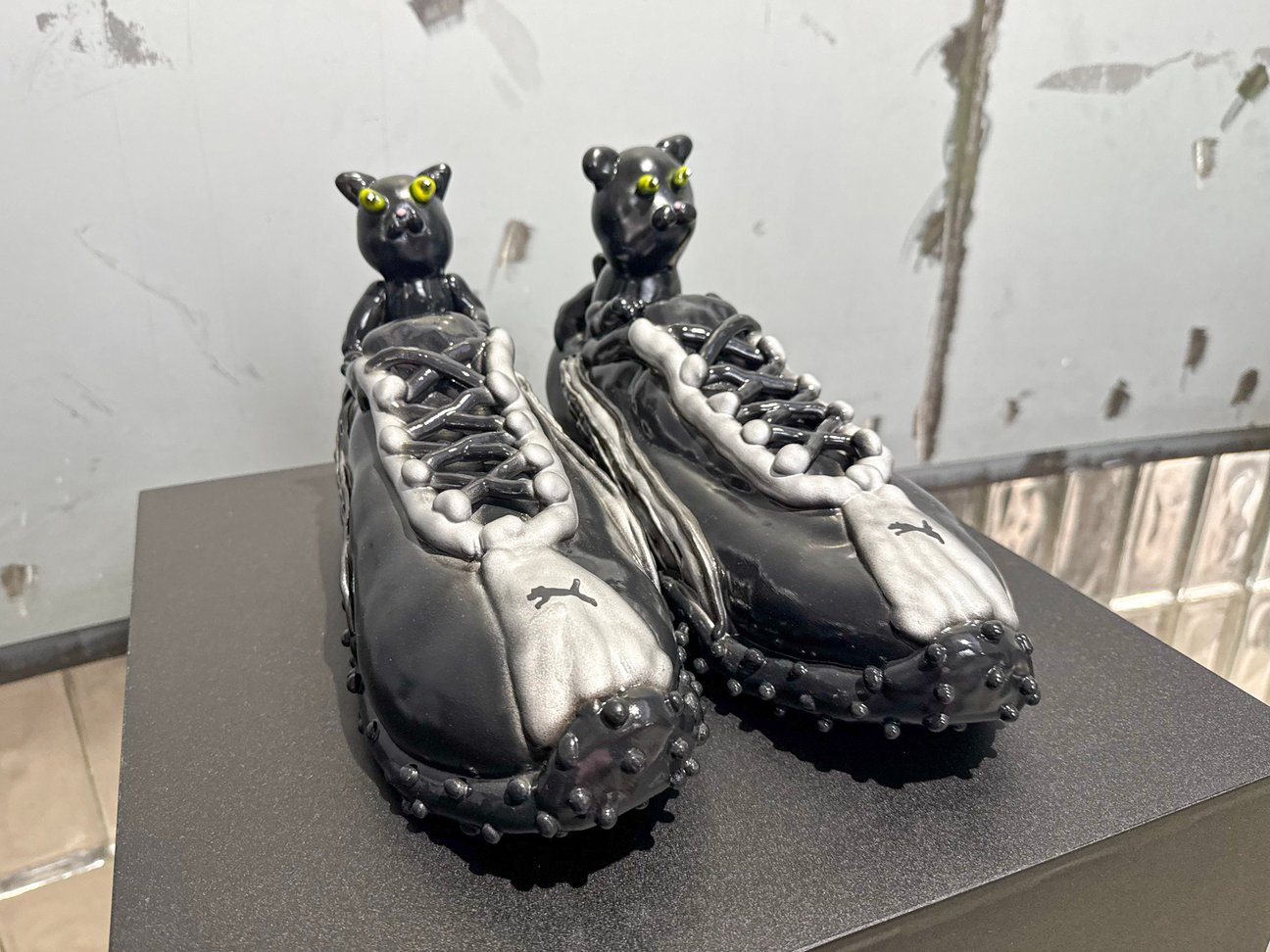 スニーカーをモチーフにしたアート作品