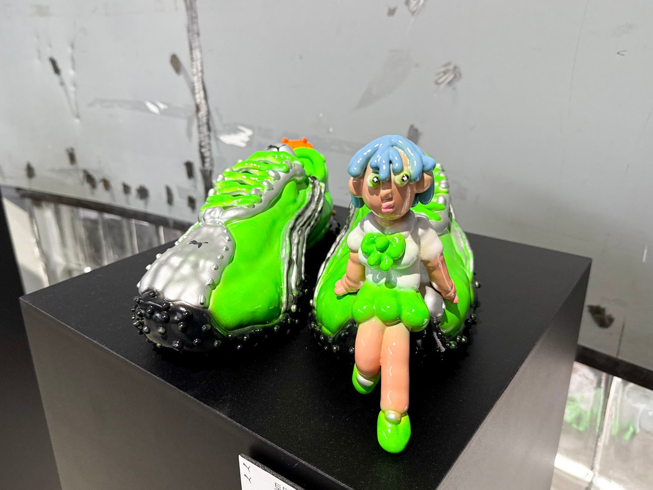 スニーカーをモチーフにしたアート作品