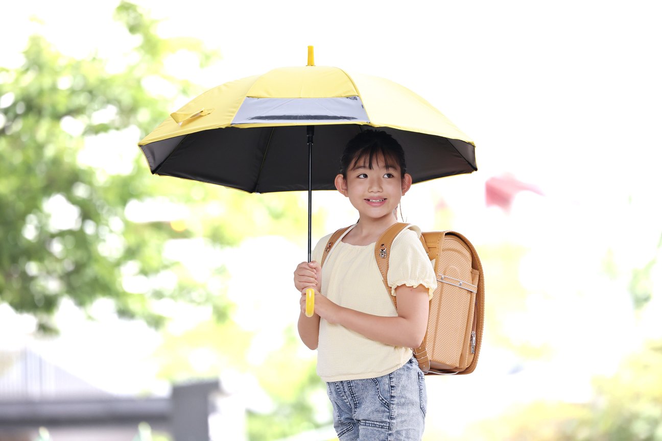 「LINE DROPS キッズ晴雨兼用傘」を差す小学生女子