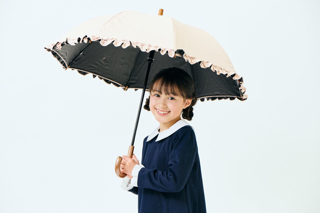 フリル日傘を差したキッズモデル
