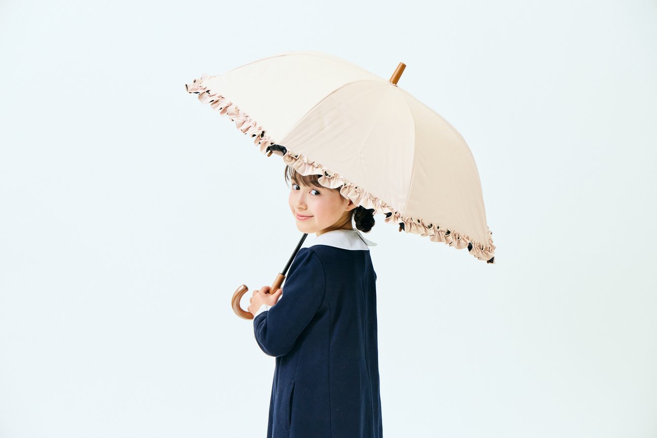 フリル日傘を差したキッズモデル