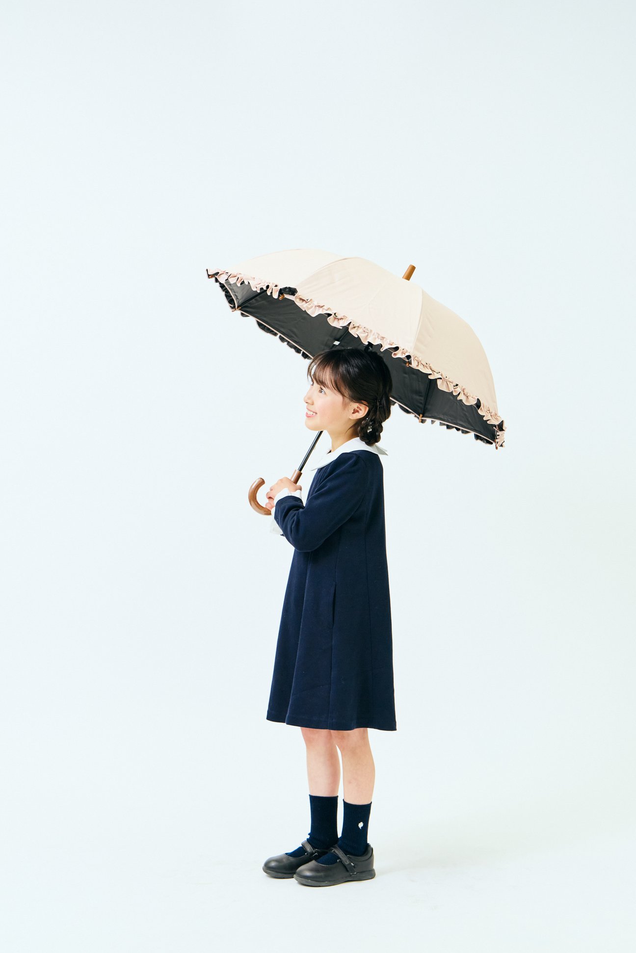 フリル日傘を差したキッズモデル