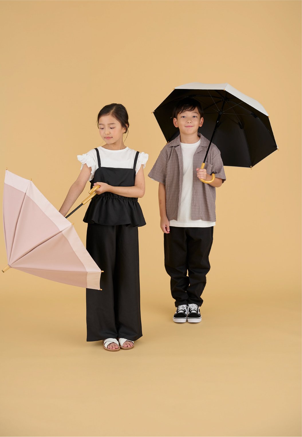日傘を差す男女のキッズモデル