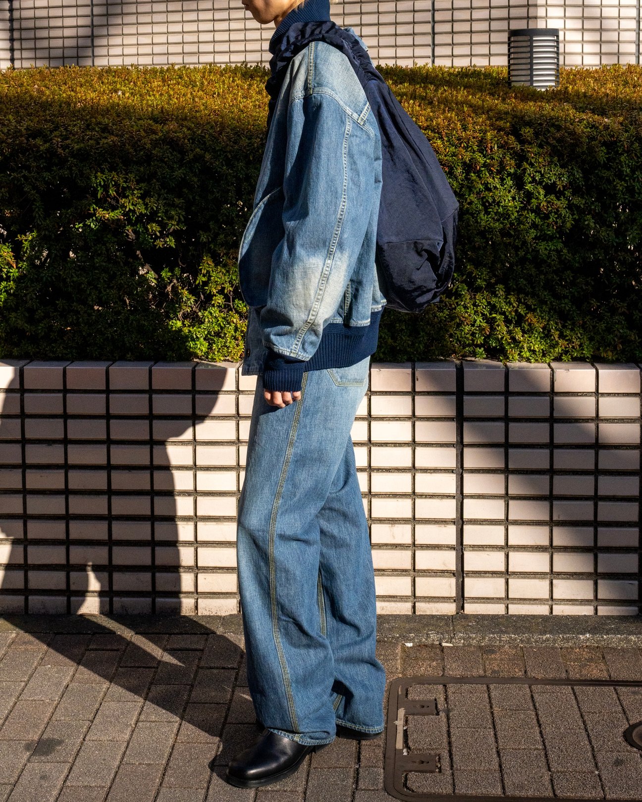 OUATのオフィスバッグを持った男性モデル