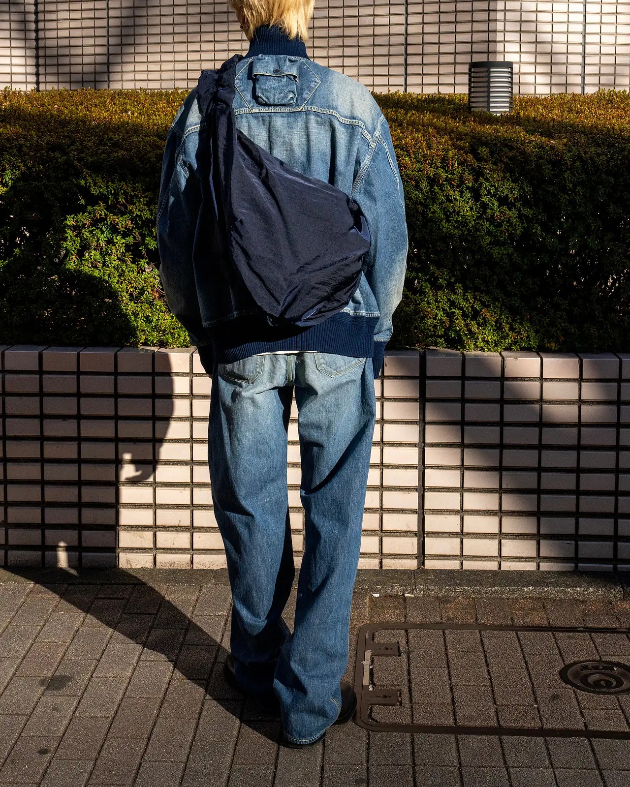 OUATのオフィスバッグを持った男性モデル