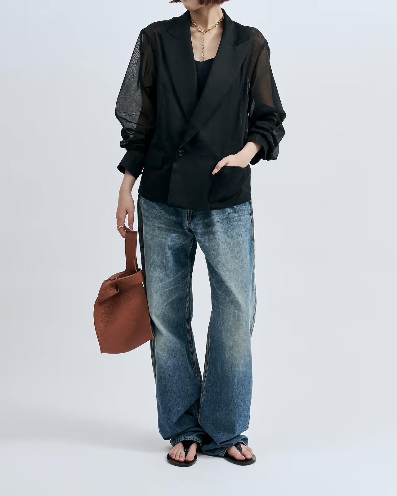 タークのジャケットシャツを着用した女性モデル