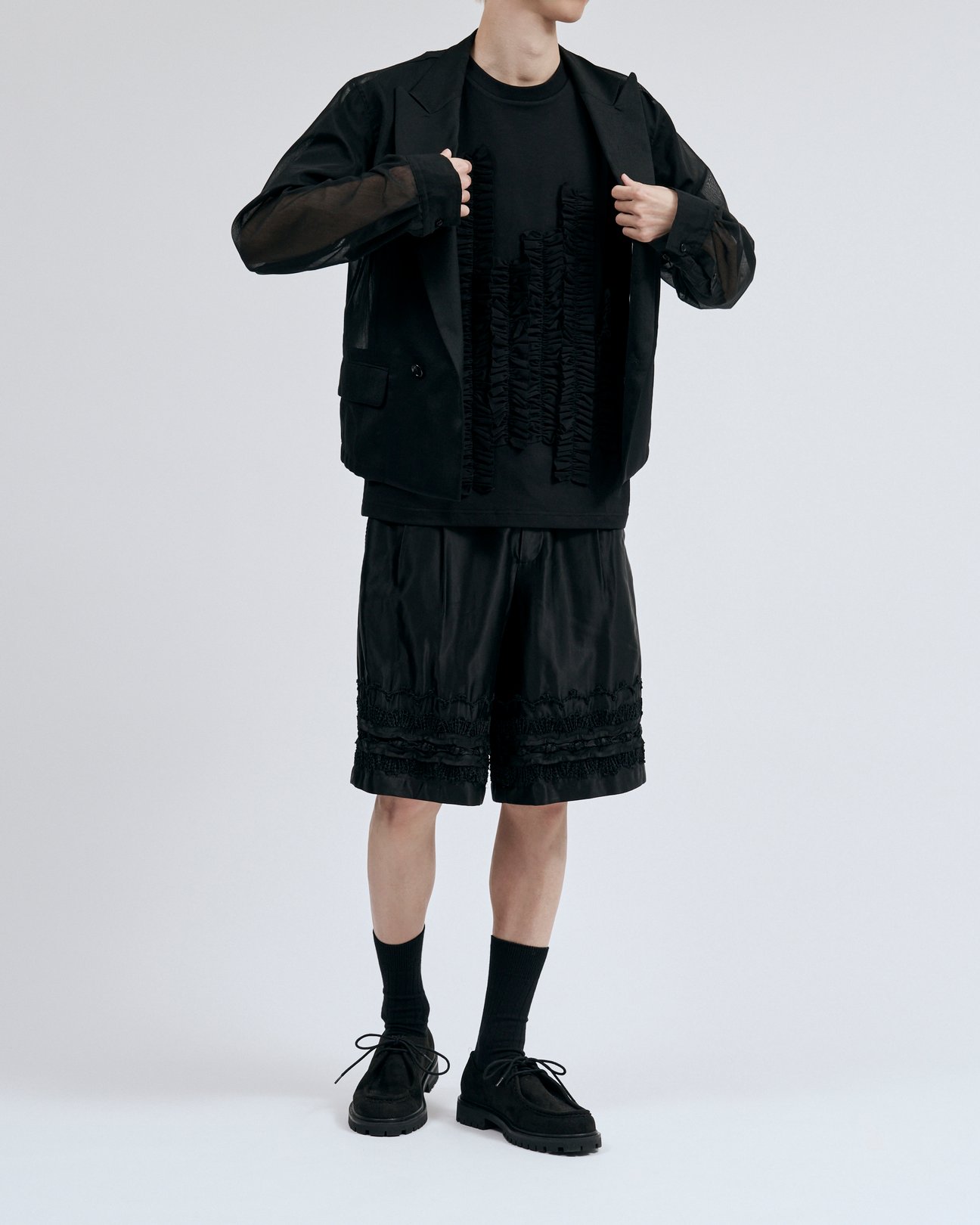 タークのジャケットシャツを着用した男性モデル